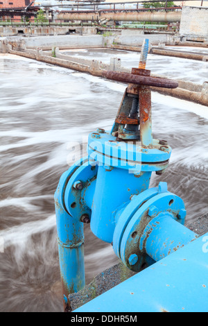 Avec obturation pipeline bleu pour l'oxygène de l'eau dans les égouts de soufflage Banque D'Images