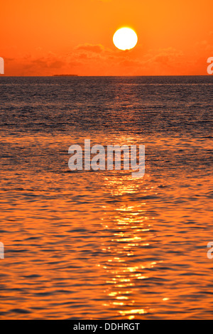 Lever du soleil au-dessus de la mer Banque D'Images