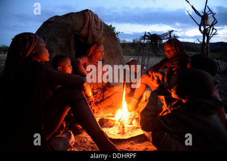 Les femmes Himba assis autour d'un feu dans la matinée Banque D'Images