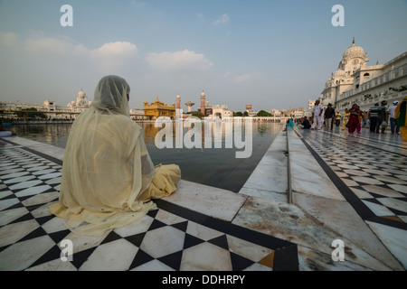 Un dévot Sikh assis à la piscine, sainte Harmandir Sahib ou temple d'Or, un temple Sikh saint Banque D'Images