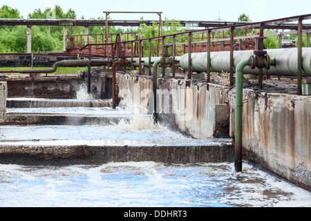 Pipelines pour fournir de l'oxygène dans l'eau dans les réservoirs d'eaux usées Banque D'Images