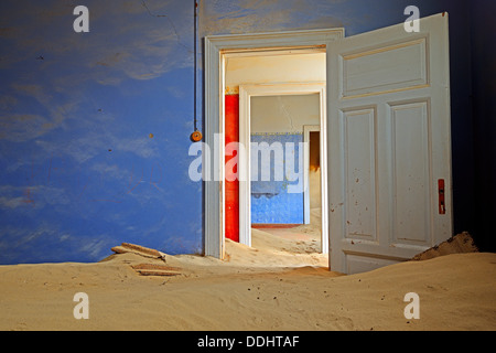 Chambre dans une maison qui a été comblé par le sable du désert, dans l'ancienne ville de diamants de Kolmanskuppe, maintenant une ville fantôme Banque D'Images