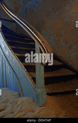 Escalier dans une maison qui a été comblé par le sable du désert, dans l'ancienne ville de diamants de Kolmanskuppe, maintenant une ville fantôme Banque D'Images