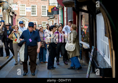 Les touristes en visite officielle sur la pagaille dans la ville de York North Yorkshire England UK Banque D'Images