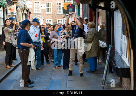 Les touristes en visite officielle sur la pagaille dans la ville de York North Yorkshire England UK Banque D'Images