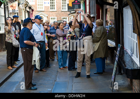 Les touristes en visite officielle sur la pagaille dans la ville de York North Yorkshire England UK Banque D'Images