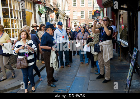 Les touristes en visite officielle sur la pagaille dans la ville de York North Yorkshire England UK Banque D'Images