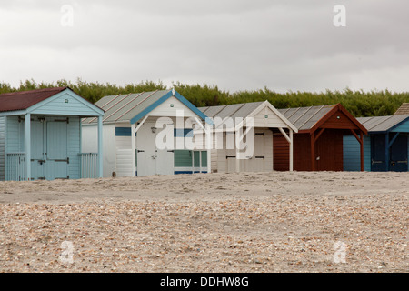 Cabines de plage sur la plage de West Wittering, West Sussex, Angleterre, Royaume-Uni. Banque D'Images