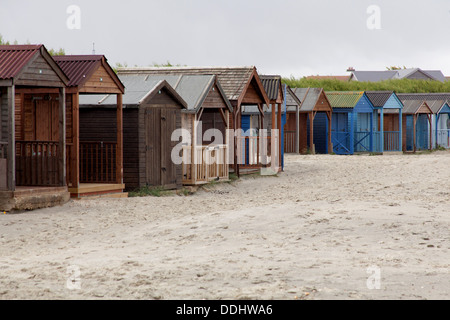 Cabines de plage sur la plage de West Wittering, West Sussex, Angleterre, Royaume-Uni. Banque D'Images