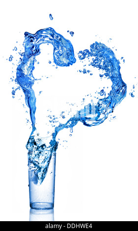 Les éclaboussures d'eau en forme de coeur en verre Banque D'Images