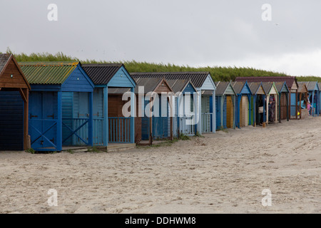 Cabines de plage sur la plage de West Wittering, West Sussex, Angleterre, Royaume-Uni. Banque D'Images