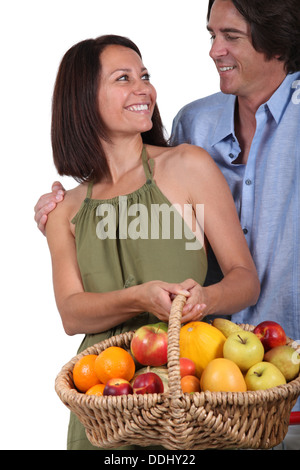 Couple avec panier de fruits Banque D'Images