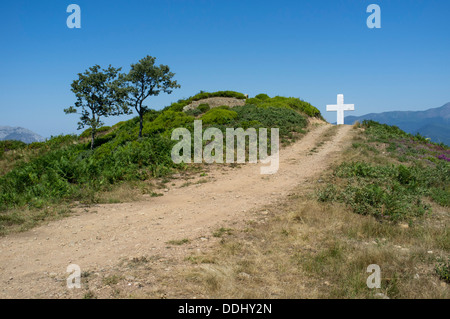 La Viorna Cross (Cruz de la Viorna) situé au sommet de San Martin surplombant Potes et Santo Toribio de Liébana. Cantabrie Banque D'Images