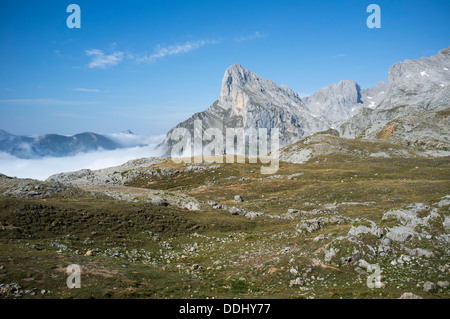 Picos de Europa à partir du sommet de San Martin surplombant Potes et Santo Toribio de Liébana. Cantabrie Banque D'Images