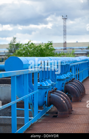 De nombreux pipelines bleu avec vannes d'arrêt à l'usine industrielle Banque D'Images