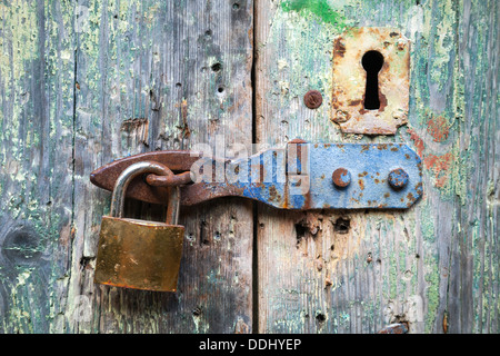Ancienne serrure serrure rouillée et sur porte en bois vert Banque D'Images
