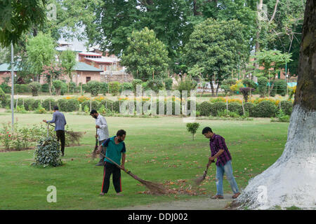 Srinagar, Inde. 3e septembre 2013. . Nettoyer le sol balayeuses cachemire de Shalimar Jardin Moghol avec détecteurs de métaux au cours ambassadeurs allemands Michael Steiner avec son épouse, Eliese Steiner lors de leur visite, le jardin Shalimar le lieu d'un orchestre d'être menée par le célèbre musicien Zubin Mehta, à Srinagar, capitale d'été du Cachemire indien. Concert de musique par Zubin Mehta, directeur de la vie de l'Orchestre philharmonique d'Israël, organisé par l'ambassade de l'Allemagne est programmé le 7 sept dans le célèbre jardin Moghol. Credit : yawar nazir kabli/Alamy Live News Banque D'Images