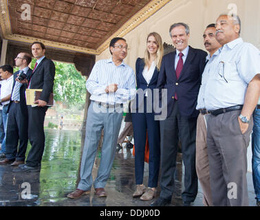 Srinagar, Inde. 3e septembre 2013. . L'ambassadeur allemand Michael Steiner avec son épouse, Eliese Steiner le long avec des fonctionnaires locaux lors de leur visite au jardin, le lieu d'un orchestre d'être menée par le célèbre musicien Zubin Mehta, à Srinagar, capitale d'été du Cachemire indien. Concert de musique par Zubin Mehta, directeur de la vie de l'Orchestre philharmonique d'Israël, organisé par l'ambassade de l'Allemagne est programmé le 7 sept dans le célèbre jardin Moghol. De nombreux camps de dissidents au Cachemire ont opposé le concert. Credit : yawar nazir kabli/Alamy Live News Banque D'Images