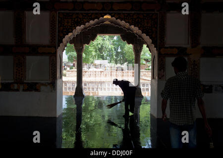 Srinagar, Inde. 3e septembre 2013. . Nettoyer le sol balayeuses cachemire de Shalimar Jardin Moghol avec détecteurs de métaux au cours ambassadeurs allemands Michael Steiner avec son épouse, Eliese Steiner lors de leur visite, le jardin Shalimar le lieu d'un orchestre d'être menée par le célèbre musicien Zubin Mehta, à Srinagar, capitale d'été du Cachemire indien. Concert de musique par Zubin Mehta, directeur de la vie de l'Orchestre philharmonique d'Israël, organisé par l'ambassade de l'Allemagne est programmé le 7 sept dans le célèbre jardin Moghol. Credit : yawar nazir kabli/Alamy Live News Banque D'Images