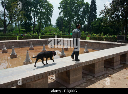 Srinagar, Inde. 3e septembre 2013. . Les policiers indiens d'instruction civique, à pied avec son chien renifleur à Shalimar Jardin Moghol durant ambassadeurs allemands Michael Steiner avec son épouse, Eliese Steiner visite au jardin, le lieu d'un orchestre d'être menée par le célèbre musicien Zubin Mehta, à Srinagar, capitale d'été du Cachemire indien. Concert de musique par Zubin Mehta, directeur de la vie de l'Orchestre philharmonique d'Israël, organisé par l'ambassade de l'Allemagne est programmé le 7 sept dans le célèbre jardin Moghol. De nombreux camps de dissidents au Cachemire ont opposé le concert. © yawar nazir kabli/A Banque D'Images