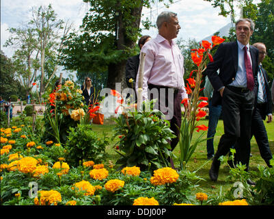 Srinagar, Inde. 3e septembre 2013. . L'ambassadeur allemand Michael Steiner promenades avec un responsable local au cours de sa visite au jardin, le lieu d'un orchestre d'être menée par le célèbre musicien Zubin Mehta, à Srinagar, capitale d'été du Cachemire indien. Concert de musique par Zubin Mehta, directeur de la vie de l'Orchestre philharmonique d'Israël, organisé par l'ambassade de l'Allemagne est programmé le 7 sept dans le célèbre jardin Moghol. De nombreux camps de dissidents au Cachemire ont opposé le concert. Credit : yawar nazir kabli/Alamy Live News Banque D'Images