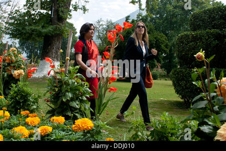 Srinagar, Inde. 3e septembre 2013. . L'épouse de l'ambassadeur allemand, Eliese Steiner promenades avec un responsable local au cours de sa visite au jardin, le lieu d'un orchestre d'être menée par le célèbre musicien Zubin Mehta, à Srinagar, capitale d'été du Cachemire indien. Concert de musique par Zubin Mehta, directeur de la vie de l'Orchestre philharmonique d'Israël, organisé par l'ambassade de l'Allemagne est programmé le 7 sept dans le célèbre jardin Moghol. De nombreux camps de dissidents au Cachemire ont opposé le concert. Credit : yawar nazir kabli/Alamy Live News Banque D'Images