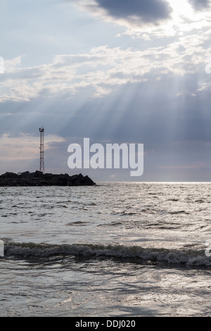 Les rayons de soleil pénétrer à travers les nuages sur la mer Baltique, Klaipeda, Lituanie Banque D'Images