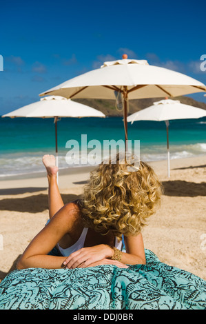 Le bain de soleil sur une plage des Caraïbes Banque D'Images