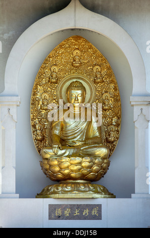 Une sculpture en bronze doré du Bouddha à la Pagode de la paix, Battersea Park, Londres. Banque D'Images