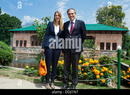 Srinagar, Inde. 3e septembre 2013. . L'ambassadeur allemand Michael Steiner avec son épouse, Eliese Steiner, posent en photos lors de leur visite à Shalimar Mugal jardin, le lieu d'un orchestre d'être menée par le célèbre musicien Zubin Mehta, à Srinagar, capitale d'été du Cachemire indien. Concert de musique par Zubin Mehta, directeur de la vie de l'Orchestre philharmonique d'Israël, organisé par l'ambassade de l'Allemagne est programmé le 7 sept dans le célèbre jardin Moghol. De nombreux camps de dissidents au Cachemire ont opposé le concert. Credit : yawar nazir kabli/Alamy Live News Banque D'Images