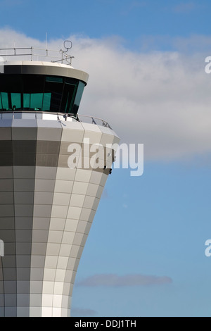 Un examen attentif de la nouvelle tour de contrôle de la circulation aérienne à l'Aéroport International de Birmingham Banque D'Images