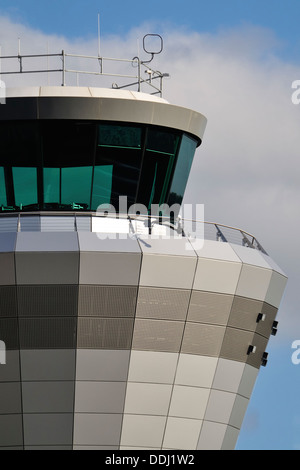 Un examen attentif de la nouvelle tour de contrôle de la circulation aérienne à l'Aéroport International de Birmingham Banque D'Images