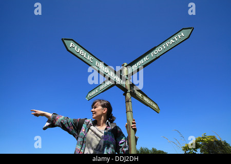 Indiquer la voie - un poteau de signalisation à un carrefour de chemins équestres et des sentiers, dans la campagne de Genève, East Sussex. Banque D'Images