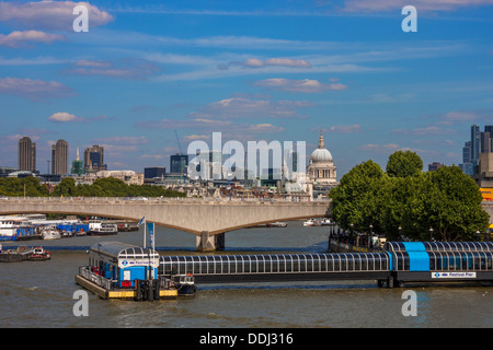 Vue de la Tamise en direction de St Paul's et la ville de festival Pier Banque D'Images