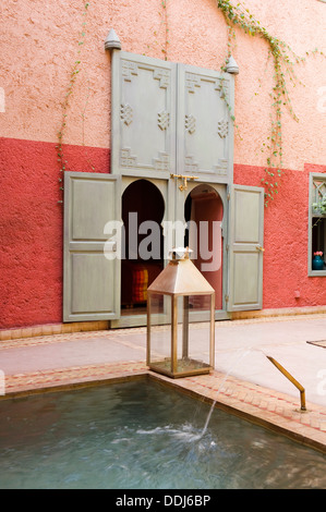 Porte d'entrée cour intérieure de Riad à Marrakech Medina Banque D'Images