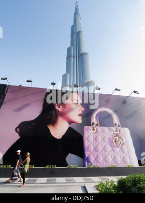 De grands panneaux publicitaires Dior marque de mode en face des travaux de construction de la Phase 2 l'expansion de Dubaï Mall à Dubaï ÉMIRATS ARABES UNIS Banque D'Images