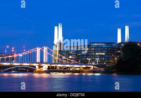 Chelsea Bridge et Battersea Power Station nuit London UK Banque D'Images