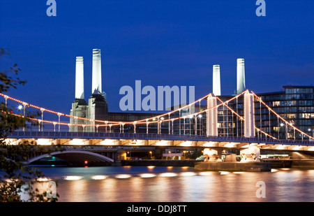 Chelsea Bridge et Battersea Power Station nuit London UK Banque D'Images