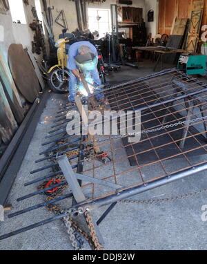 Irsee, Allemagne. 06Th Sep 2013. Le forgeron Hans Kohlhund témoigne de travaux de soudure à une grille de construction dans son atelier à Irsee, Allemagne, 03 septembre 2013. La grille sera utilisé dans le lac près de Irsee à trouver un tortue serpentine (Chelydra serpentina) "Lotti". Photo : Tobias HASE/dpa/Alamy Live News Banque D'Images