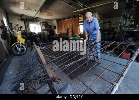 Irsee, Allemagne. 06Th Sep 2013. Le forgeron Hans Kohlhund s'appuie sur une grille de construction dans son atelier à Irsee, Allemagne, 03 septembre 2013. La grille sera utilisé dans le lac près de Irsee à trouver un tortue serpentine (Chelydra serpentina) "Lotti". Photo : Tobias HASE/dpa/Alamy Live News Banque D'Images