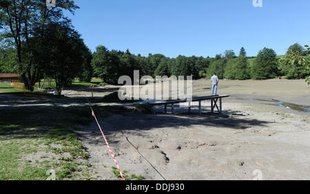 Irsee, Allemagne. 06Th Sep 2013. Un homme se tient sur un ponton de l'étang de l'eau vidangée en Allemagne, 03 Irsee, septembre 2013. Après l'étang a été vidé de l'eau, la communauté veut maintenant vous pouvez l'étang avec un râteau en acier afin de trouver un tortue serpentine (Chelydra serpentina) "Lotti". Photo : Tobias HASE/dpa/Alamy Live News Banque D'Images