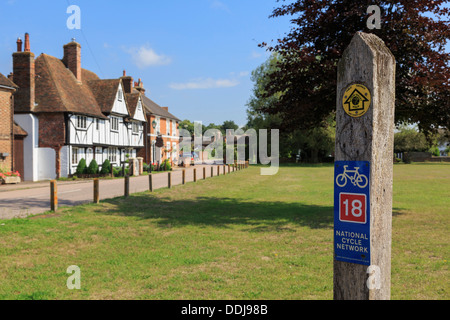 Stour Valley Walk et National Cycle Network signe pour la route 18 dans village pittoresque de Chartham, Kent, England, UK Banque D'Images