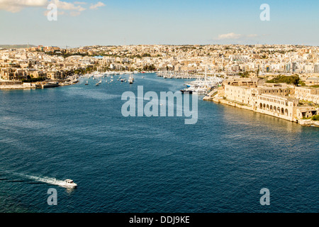 Bateau dans le port de Marsamxett et l'île Manoel, Malte. Banque D'Images