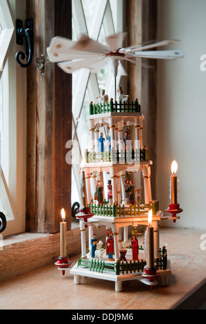 Fait-main traditionnel allemand carrousel de noël sur un rebord de fenêtre Banque D'Images