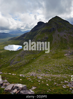 La montagne écossaise Spidean Coinich (un Corbett) sur Quinag avec Lochan Bealach Cornaidh et un haut sans nom vu depuis le nord. Banque D'Images