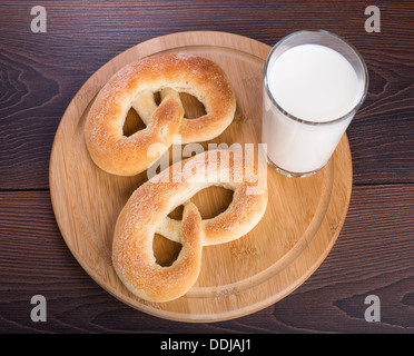 Doux et chaud des bretzels verre de lait Banque D'Images