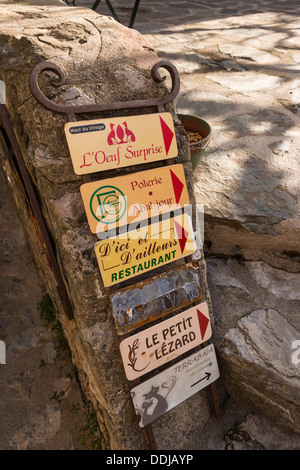 Divers signes d'affaires à Castelnou, Pyrénées-Orientales, Languedoc-Roussillon, France Banque D'Images