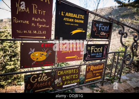 Divers signes d'affaires à Castelnou, Pyrénées-Orientales, Languedoc-Roussillon, France Banque D'Images