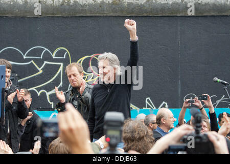 Berlin, Allemagne. 06Th Sep 2013. Roger Waters (L), chanteur, bassiste, compositeur, interprète et ex-homme à l'avant du groupe de rock britannique Pink Floyd, parle à l'East Side Gallery à Berlin, Allemagne, 03 septembre 2013. Photo : MAURIZIO GAMBARINI/dpa/Alamy Live News Banque D'Images