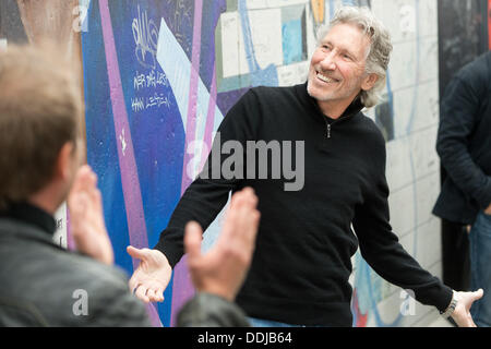 Berlin, Allemagne. 06Th Sep 2013. Roger Waters (L), chanteur, bassiste, compositeur, interprète et ex-homme à l'avant du groupe de rock britannique Pink Floyd, visites, l'East Side Gallery à Berlin, Allemagne, 03 septembre 2013. Photo : MAURIZIO GAMBARINI/dpa/Alamy Live News Banque D'Images